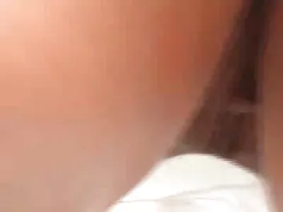 Bimbo femei mature care vor sex cu păr blond în șosete înalte pe genunchi îl ia pe Oliver pe canapea