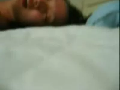 Fuckdoll blondă futai cu fete slabe în lenjerie roșie sexy și-și face plăcere iubitului în pat