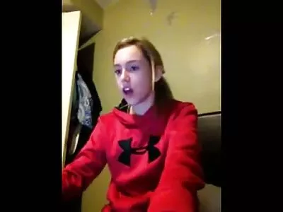 Charlee aruncă hainele sexi kharji în fața lui Alan