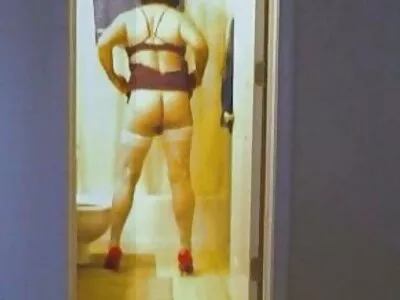 Hottie europeană Angel Wicky cumnata xxx se ia cu un negru excitat lângă piscină