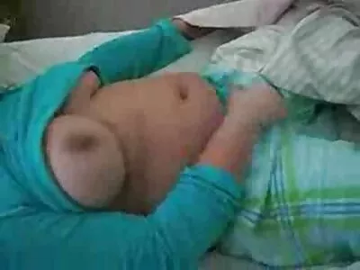 Nikki Waine își masează păsărica umedă cu futaiuri anale vibrator