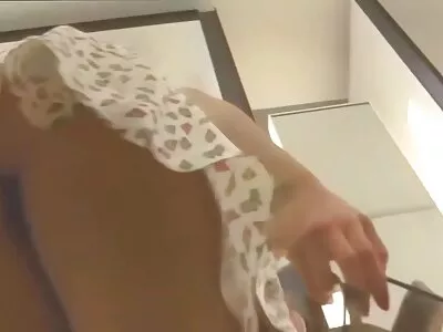 Daisy Summers își limbi in cur face păsărica excitată cu ciocanul