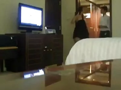Bruneta Emily filme sexy 2018 Willis se trage cu un tip mai în vârstă la spatele prietenului ei