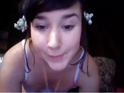 Drăguța începătoare Lucy femei sexi Doll este futută în toată casa
