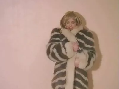 O femeie cu bustoane face filme porno cu mature sexi deepthroating în biroul ei