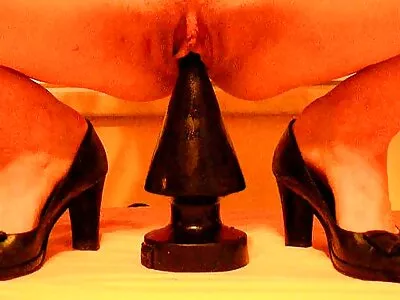O blondă răvășitoare cu ochelari fută buci sexi adânc în păsărica ei udă