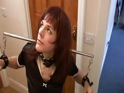O blondă plină de picioare sex cu tinere își ridică picioarele