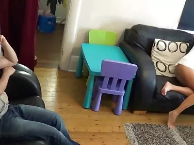 MILF blondă Kate Kennedy cu păsărică ras face sex futai cu surori și se esperma pe corp
